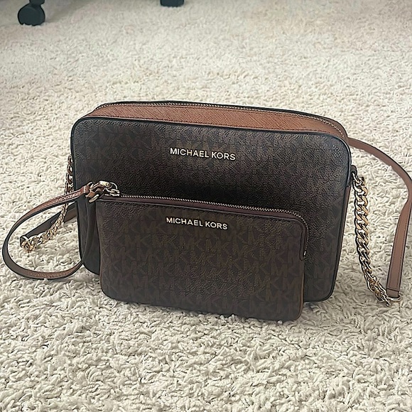 MICHAEL KORS Jet Set Large Logo Crossbody Bag & Wristlet Set in Brown w/ MK Logo - Picture 4 of 16